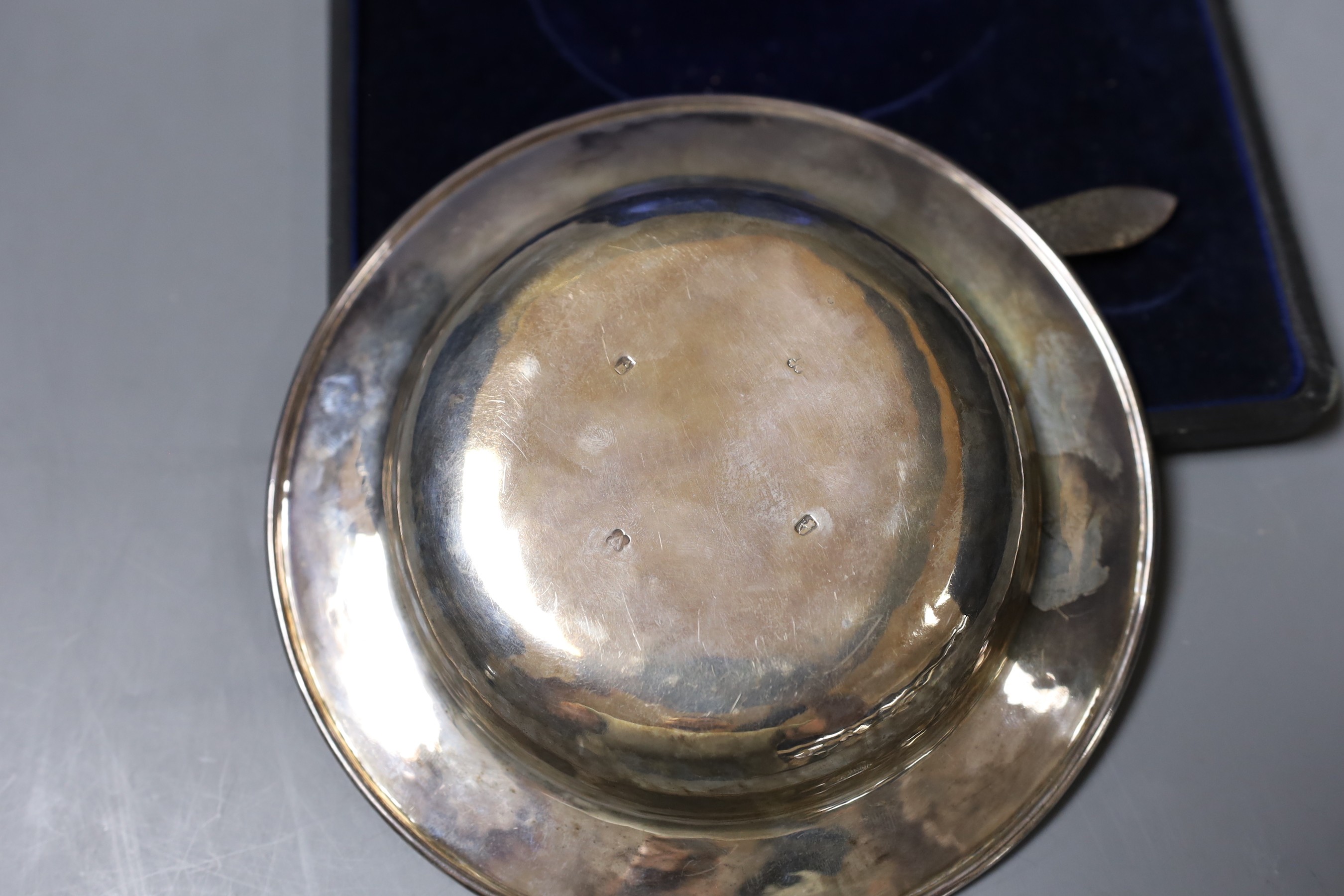 A cased George V Irish planished silver bowl, 17.8cm and similar spoon, Wakely & Wheeler, Dublin, 1916 and London, 1916.